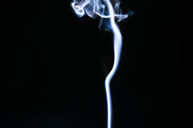 imgi 134 humo ondulado azul sobre fondo negro 23 2148210885