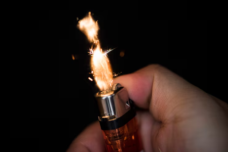 imgi 9 tiro macro mano que sostiene encendedor 53876 42561